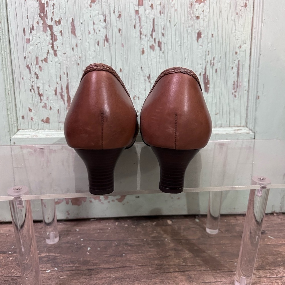 Women’s Hush Puppies “Pasha” brown leather round-toe pumps - Picture 4 of 6